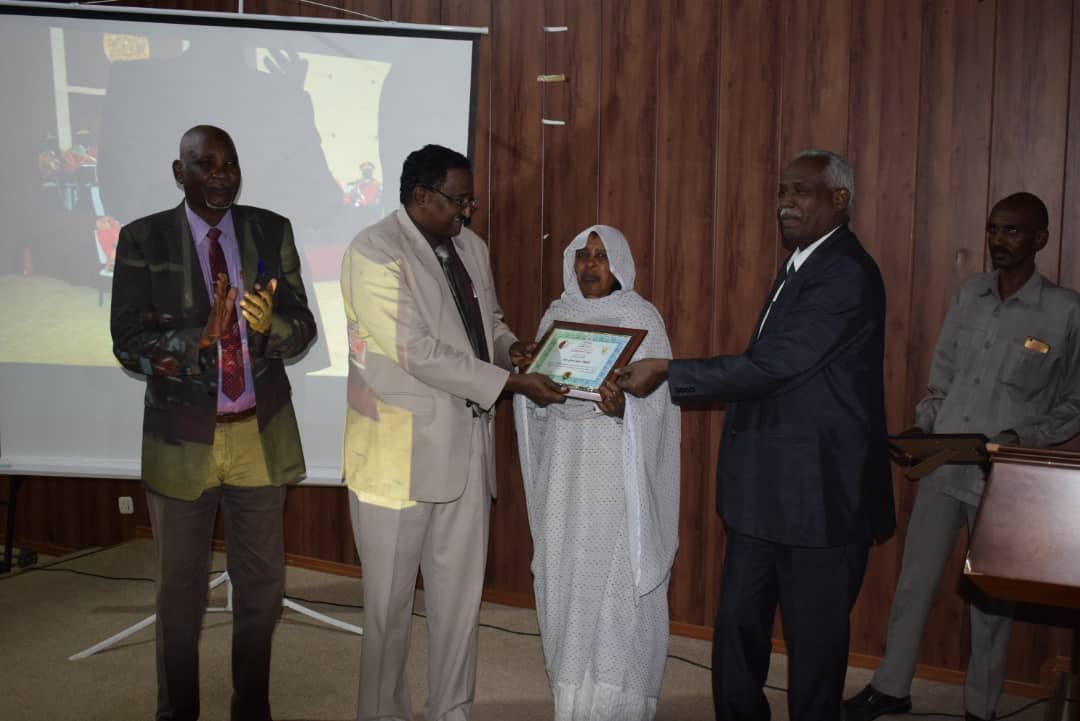 ضمن احتفالها بيوم الخدمة وزارة العدل تكرم الموظف المثالي