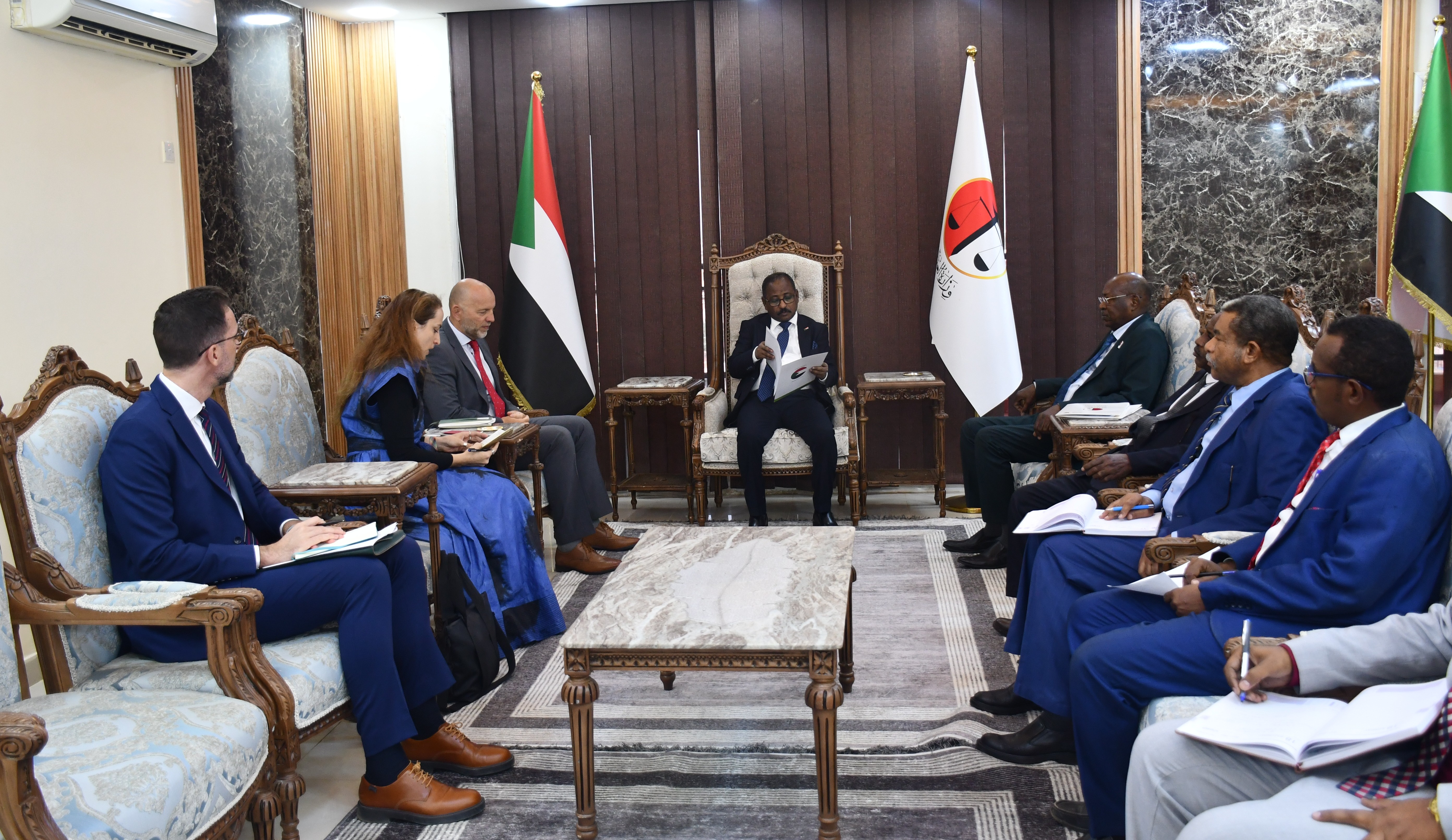 بحث  أوجه التعاون بين  اللجنة الدولية للقانون الدولي الإنساني و اللجنة الدولية للصليب الأحمر 