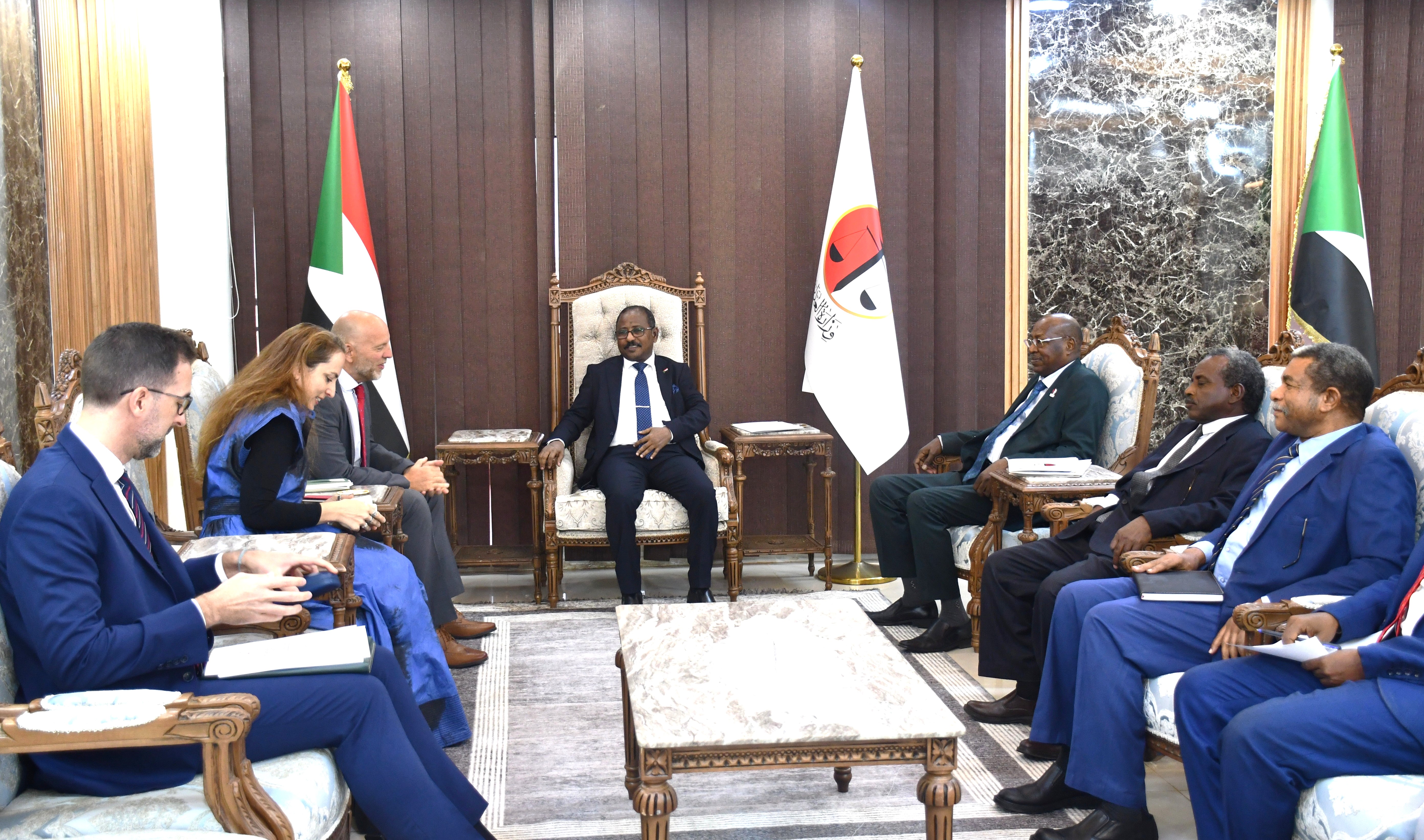 بحث  أوجه التعاون بين  اللجنة الدولية للقانون الدولي الإنساني و اللجنة الدولية للصليب الأحمر 