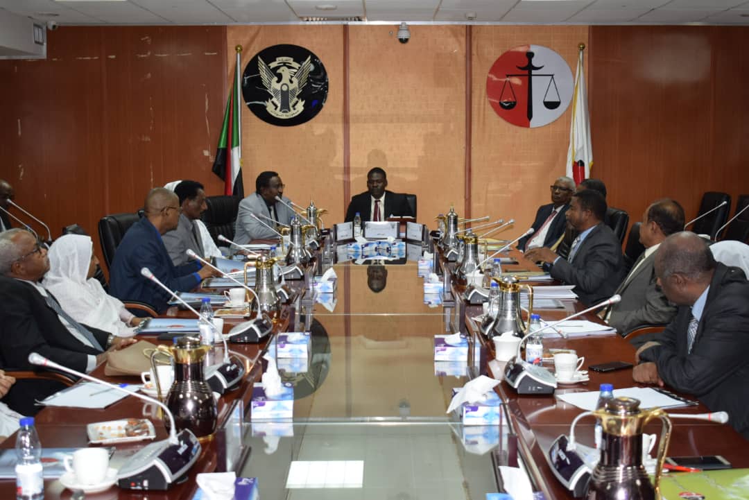 وزير العدل يؤكد اهمية مراجعة القوانيين 