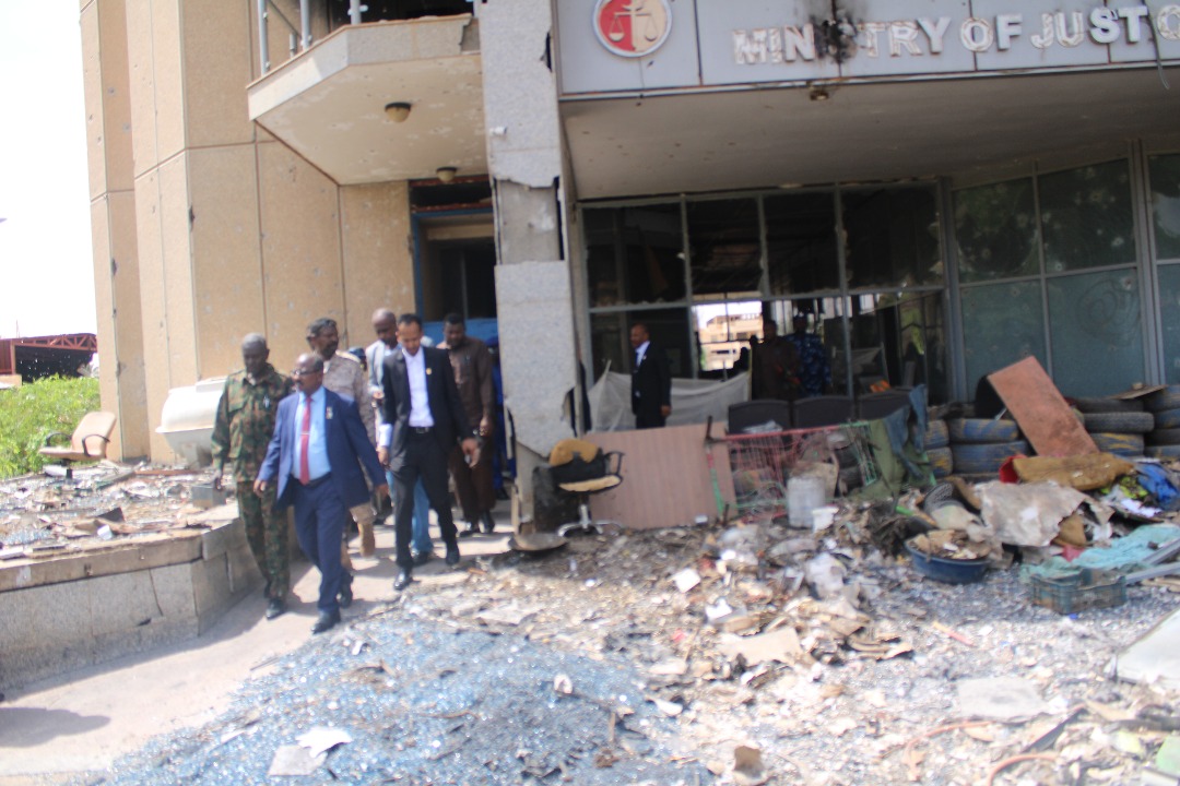 وزير العدل يقف على حجم الدمار الذي طال برج الوزارة و إدارتها 