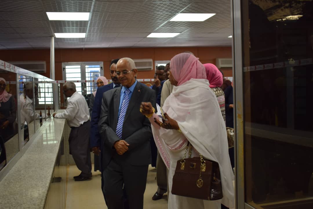 وزير العدل يتفقد العمل بالإدارات