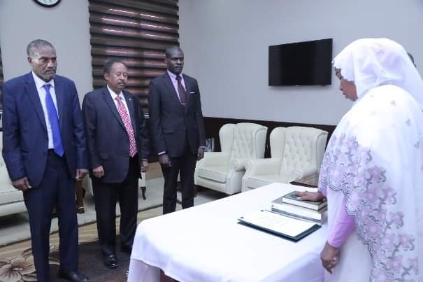 وكيل وزارة العدل تؤدي القسم امام السيد رئيس مجلس الوزراء