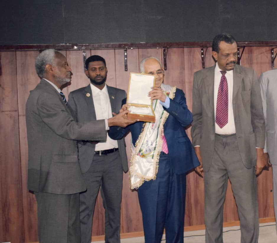 الخدمة الوطنية تكرم وزير العدل 