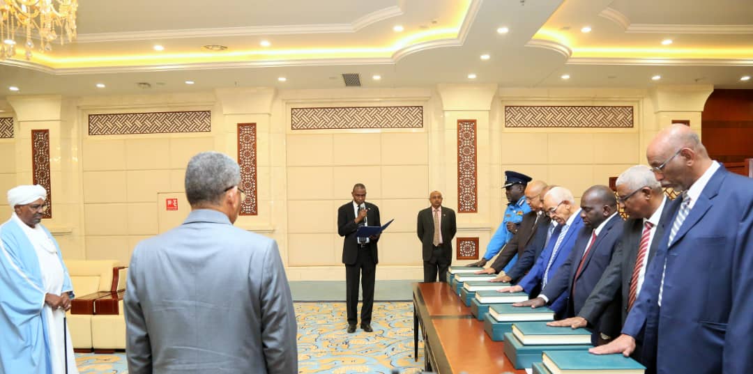 لجنة تقصي الحقائق حول الاحداث المصاحبة للاحتجاجات تؤدي القسم امام رئيس الجمهورية