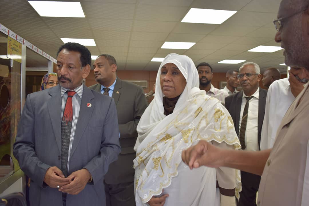 وزيرة الدولة بالعدل تتفقد الادارات الخارجية لوزارة العدل