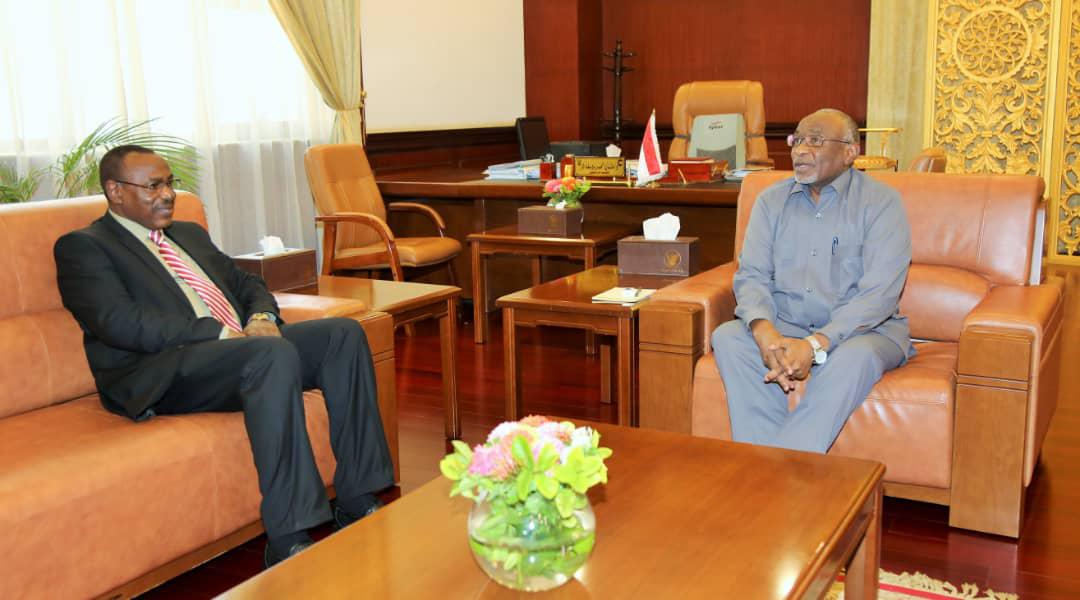 كبر يوجه العدل بضرورة إحكام العقود الحكومية